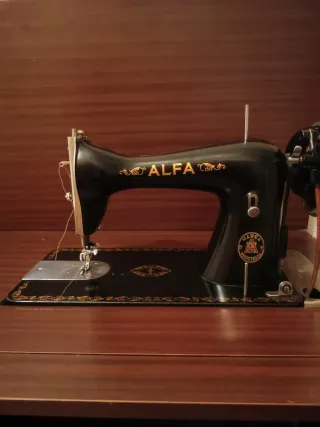 Máquina de coser Alfa con mueble
