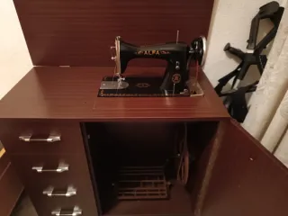Máquina de coser Alfa con mueble