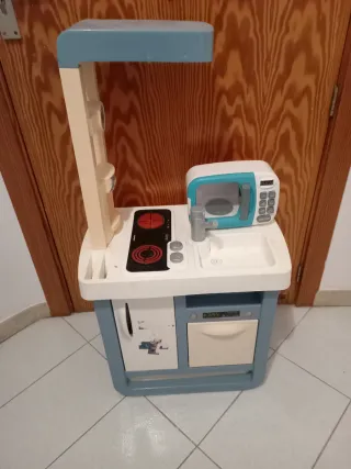 Cocinita de juguete con microondas
