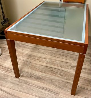 Mesa de comedor madera de cerezo y cristal.