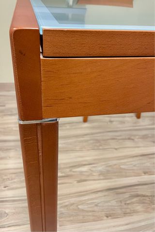 Mesa de comedor madera de cerezo y cristal.