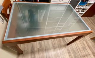 Mesa de comedor madera de cerezo y cristal.
