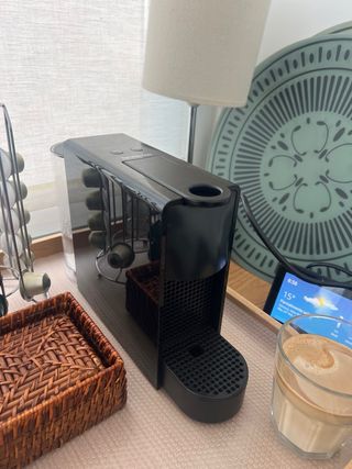 Cafetera Nespresso Negra es el modelo mas compacto