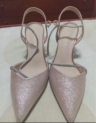 Zapatos de tacón dorados y rosas con brillos
