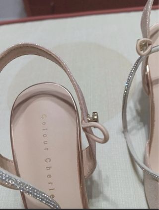 Zapatos de tacón dorados y rosas con brillos