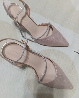 Zapatos de tacón dorados y rosas con brillos