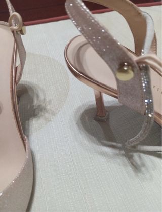 Zapatos de tacón dorados y rosas con brillos