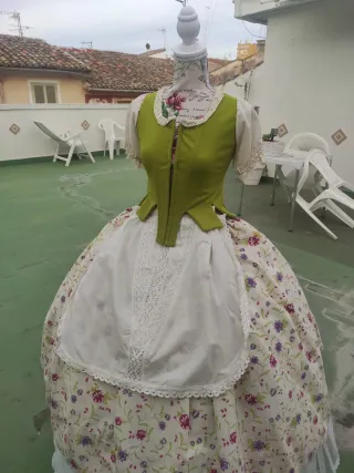 Traje de huertana verde y floral