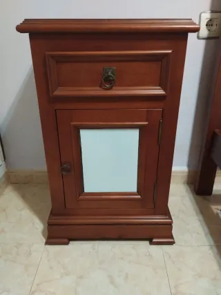 Mesita de noche de madera con cristal