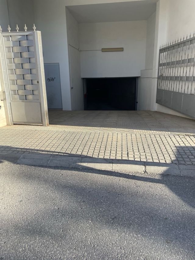 Venta de plaza garaje cerrada con puerta 