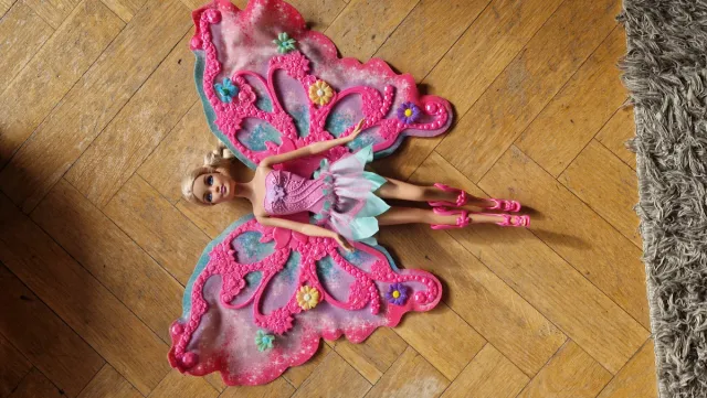 6 Barbie en perfecto estado. 