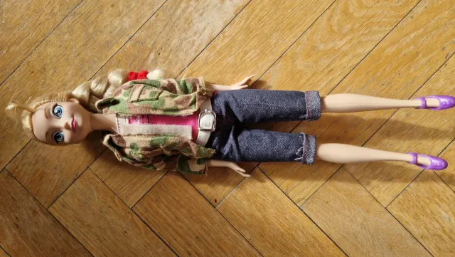 6 Barbie en perfecto estado. 