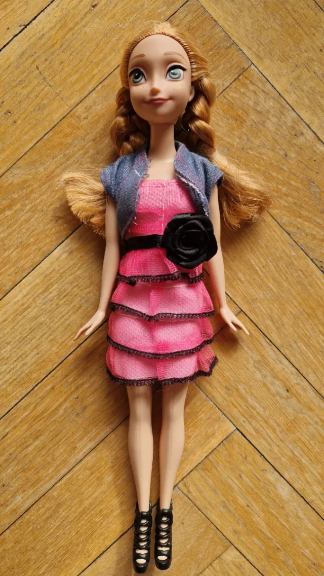 6 Barbie en perfecto estado. 