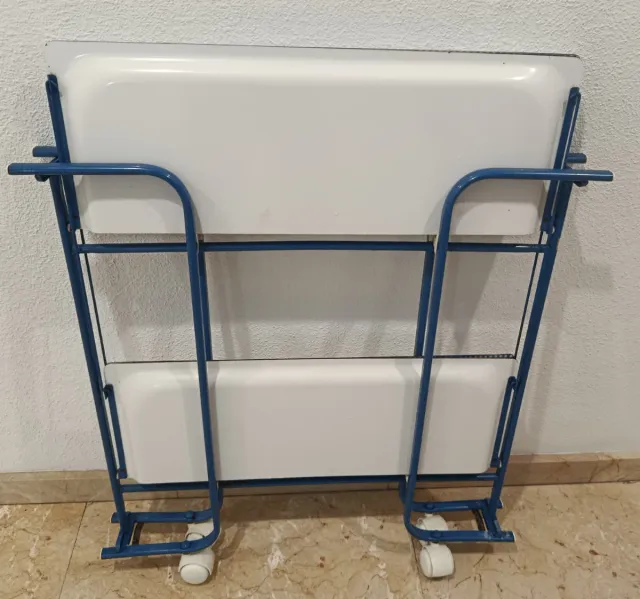 Carrito auxiliar plegable con ruedas.