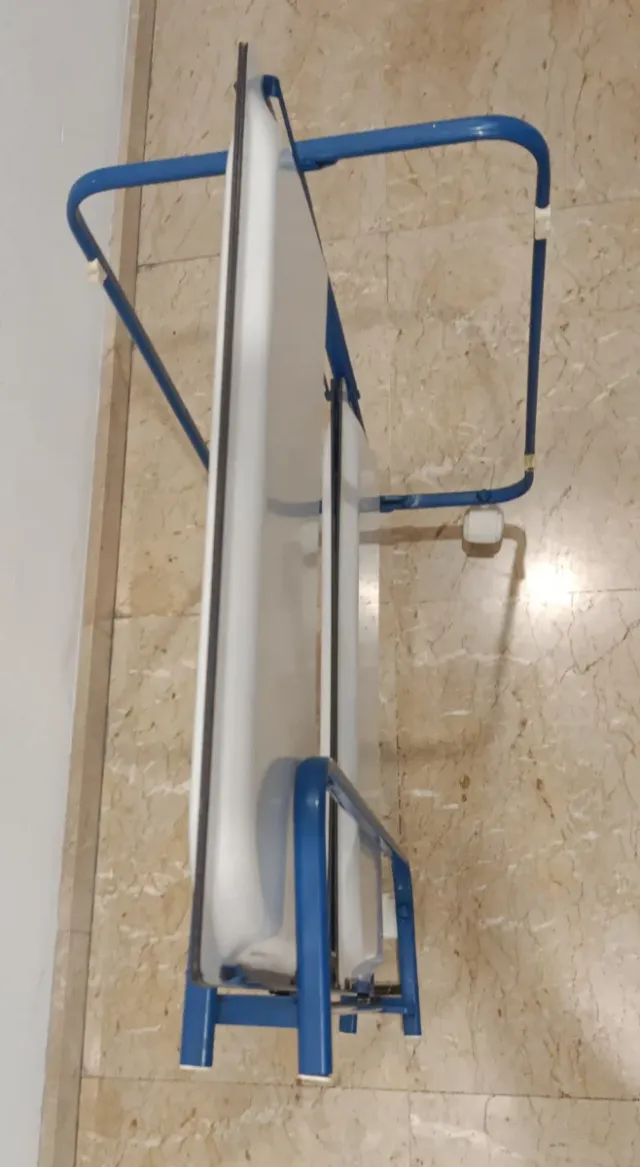 Carrito auxiliar plegable con ruedas.