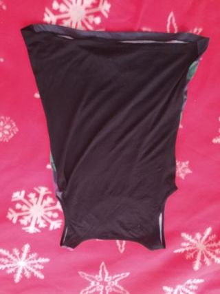 Camiseta tirante ancho con strass decorativos.