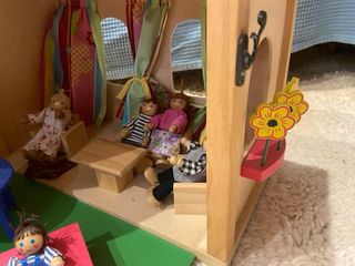 Casa de muñecas de madera