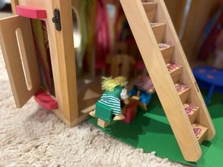 Casa de muñecas de madera