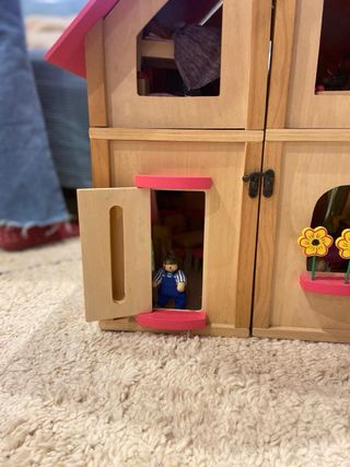 Casa de muñecas de madera