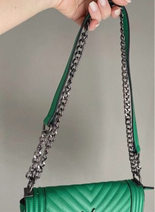 Bolso verde con cadena