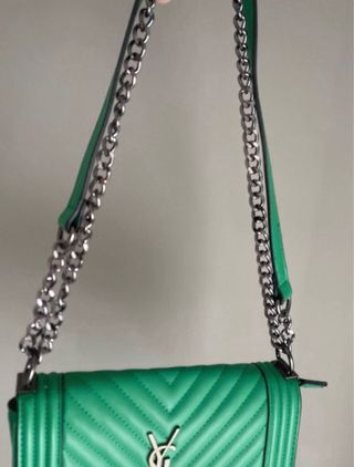 Bolso verde con cadena