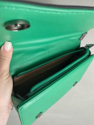 Bolso verde con cadena