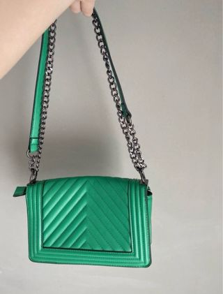 Bolso verde con cadena