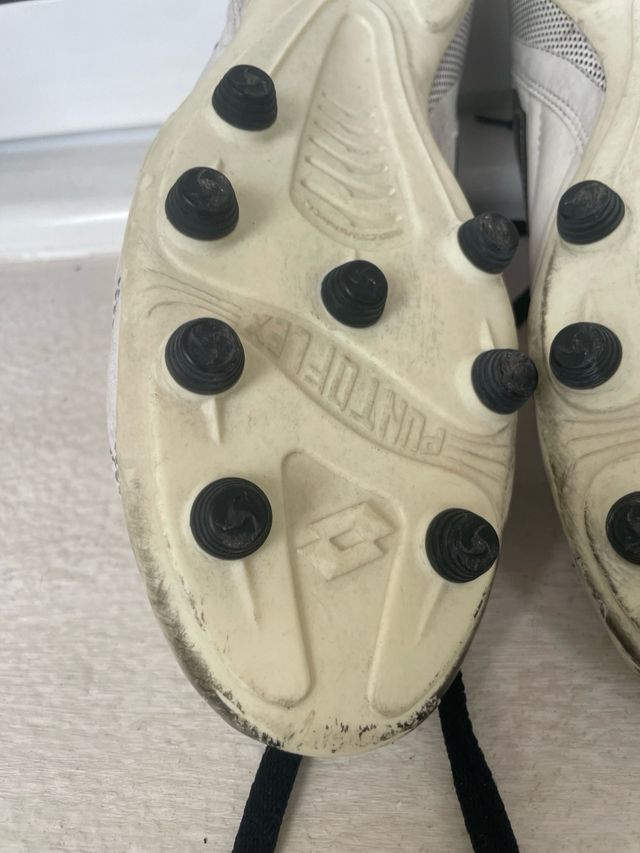 Botas de fútbol Lotto blancas y negras, poco uso