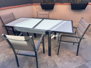 Conjunto de mesa y sillas para terraza o jardín