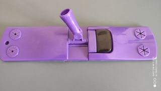 Scopa per pavimenti con manico