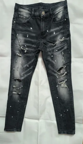 Pantalones vaqueros grises desgastados