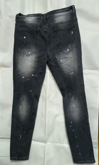 Pantalones vaqueros grises desgastados