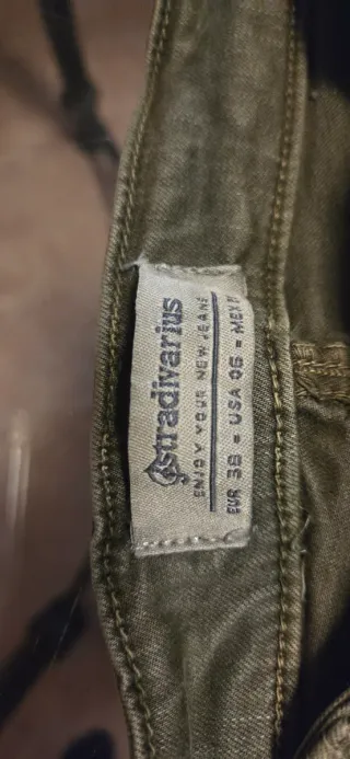 Pantalón vaquero verde desgastado
