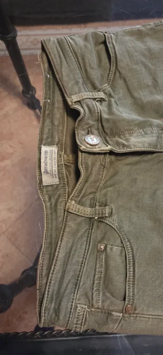 Pantalón vaquero verde desgastado