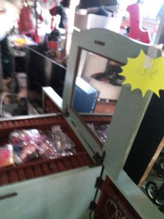 Mesita antigua para joyas y objetos valiosos