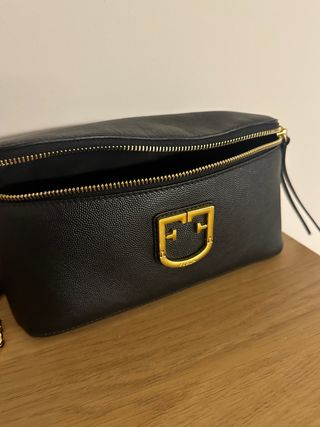 Riñonera Furla Piel Negra y Dorada