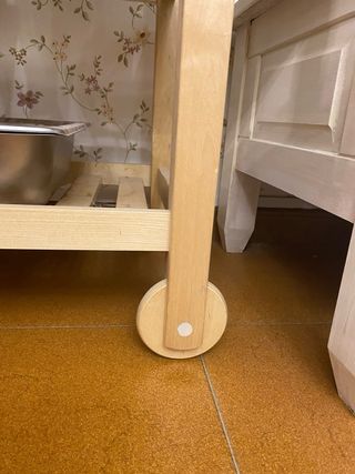 Mesa auxiliar de madera y mimbre con ruedas