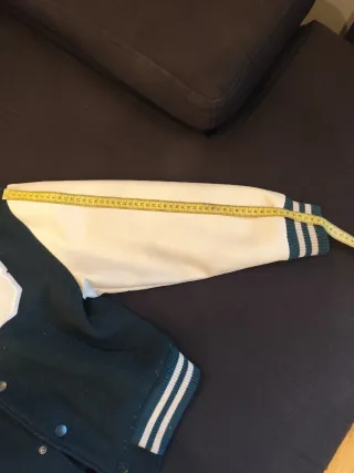 Beisbolera verde oscuro con B