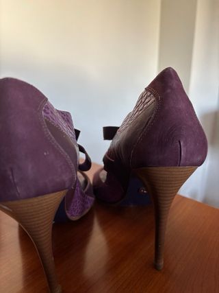 Zapatos morados de tacón con tiras