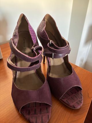 Zapatos morados de tacón con tiras