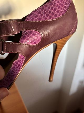 Zapatos morados de tacón con tiras