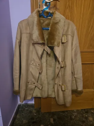Chaqueta beige con forro de pelo