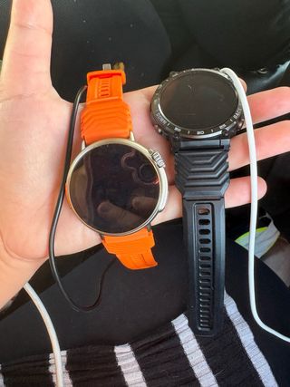 Relojes inteligentes (smartwatches) negro y naranj
