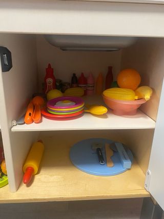 Cocina infantil madera IKEA con muchos utensilios