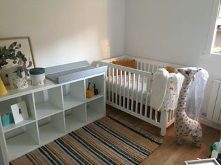 Cuna de madera con colchón