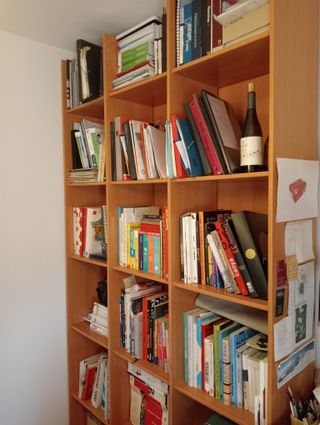 Estantería de madera marrón