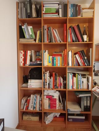 Estantería de madera marrón