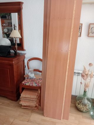 Estantería de madera marrón