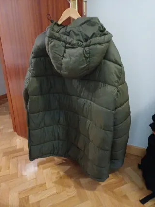 Plumas Pull&Bear con capucha verde