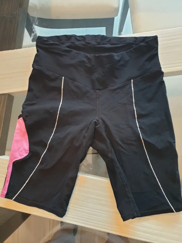 Pantaloncini sportivi Decathlon neri e rosa.
